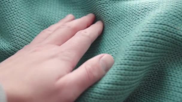 Mannelijke Hand Aanraken Groene Acryl Gebreide Trui Resolutie Close Opname — Stockvideo