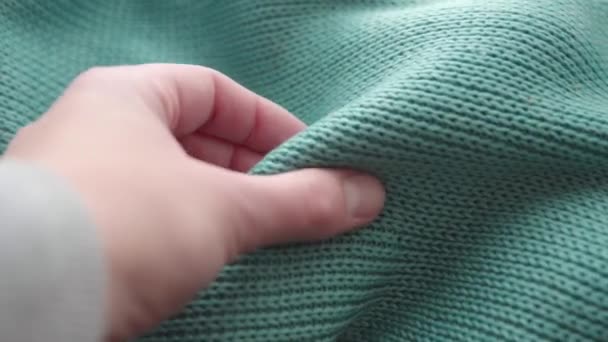 Mano Masculina Tocando Suave Acogedor Suéter Punto Acrílico Verde Primer — Vídeos de Stock