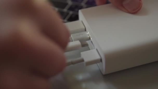 Verbinding Usb Kabel Met Externe Batterij Powerbank Voor Het Opladen — Stockvideo