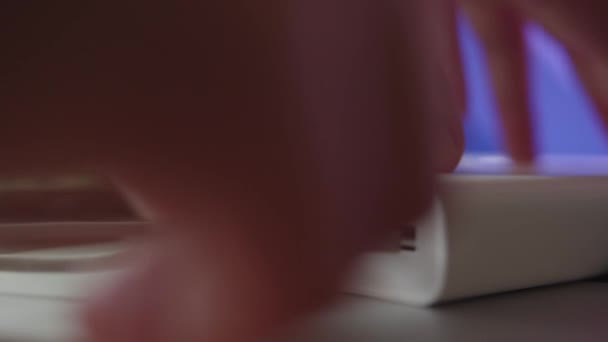 Внешняя Батарея Банка Питания Зарядки Смартфона Лежит Ноутбуке Ноутбуке Индикатор — стоковое видео