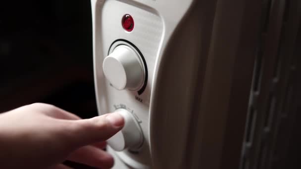 Hombre Está Ajustando Temperatura Radiador Del Calentador Eléctrico Aceite Casa — Vídeos de Stock