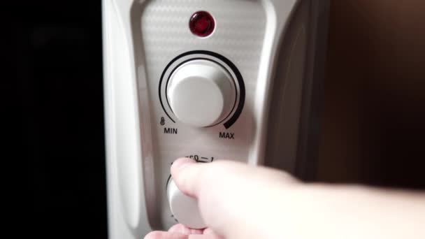 一个人的手打开了燃油加热器散热器 调节了家里的温度 寒冷的冬天家庭取暖和保暖 高质量的4K镜头 — 图库视频影像