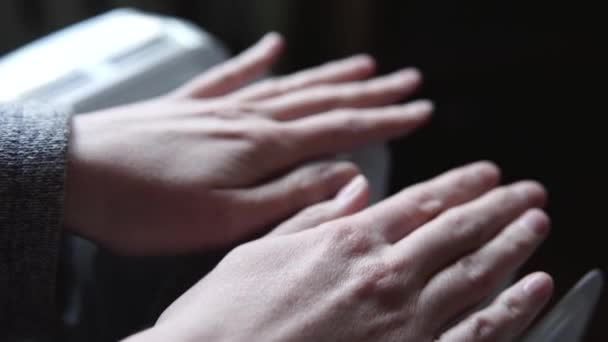 Жінка Прогріває Руки Від Радіатора Електричного Нагрівача Вітальні Крупним Планом — стокове відео