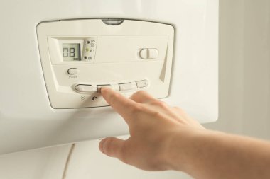 Isıtma kazanı yapımında ısı ayarlayan bir adam. Yakın çekim..