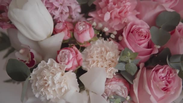 Elegante Bouquet Rose Rosa Altri Fiori Catturati Splendide Riprese Rallentatore — Video Stock