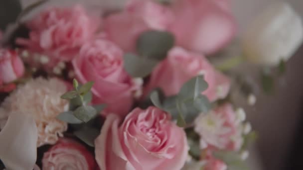 Festive Bouquet Pink Roses Other Flowers Captured Beautiful Slow Motion — Vídeo de Stock