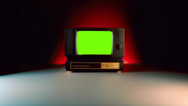 謎の部屋でグリッチ ノイズ 緑の画面とレトロな80年代や90年代のテレビ 抽象的な背景 4K映像 — ストック動画