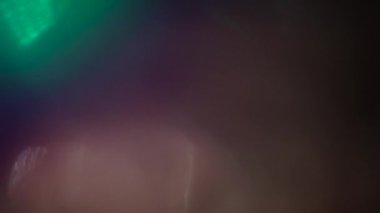 Dönüşümlü ışık sızıntıları olan soyut arkaplan: video kaplaması ve bokeh etkisi ekle. Projen için ideal.