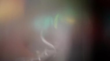 Dönüşümlü ışık sızıntıları olan soyut arkaplan: video kaplaması ve bokeh etkisi ekle. Projen için ideal.