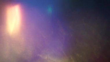 Dönüşümlü ışık sızıntıları olan soyut arkaplan: video kaplaması ve bokeh etkisi ekle. Projen için ideal.