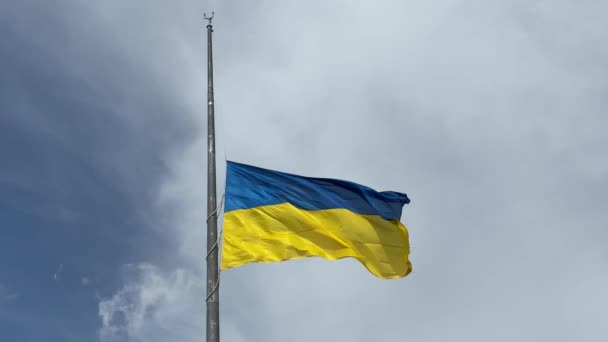 Close Acenando Bandeira Ucraniana Meio Mastro Contra Belo Céu Com — Vídeo de Stock