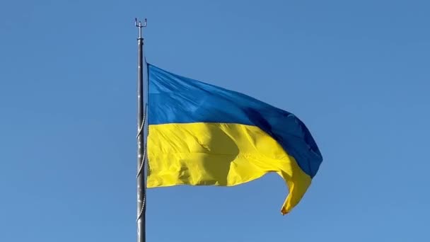 黄蓝色的乌克兰国旗在云层和晴朗天空的背景下迎风飘扬 高质量的镜头 — 图库视频影像