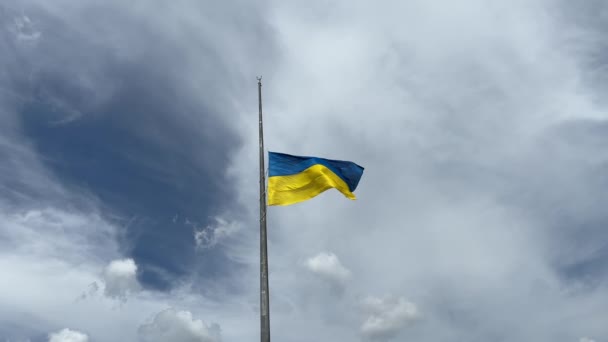飘扬的乌克兰半旗映衬着美丽的云彩天空 高质量的4K镜头 — 图库视频影像