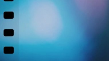 Soyut film çerçevesi toz, tahıl, ışık, tahıl dokusu, aşırı maruz kalma veya hasar görmüş film şeridi ile örtüşür. 4k görüntü.