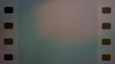 Soyut film çerçevesi toz, tahıl, ışık, tahıl dokusu, aşırı maruz kalma veya hasar görmüş film şeridi ile örtüşür. 4k görüntü.