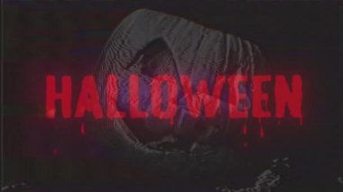 Cadılar Bayramı fenerinin arka planında parlayan neon renkli metin: Korkunç Cadılar Bayramı sembolü, arıza vhs etkisi.