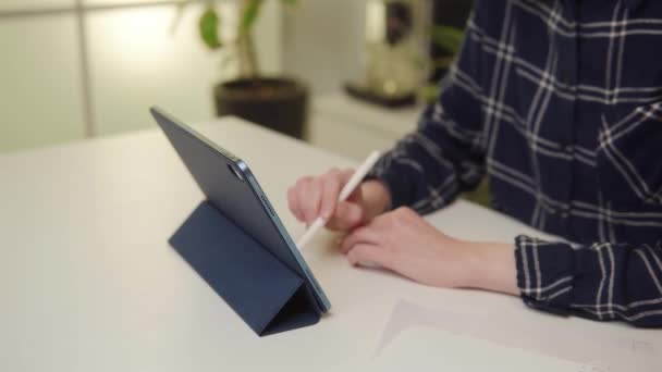 Yakın Plan Modern Ofiste Stylus Pen Ile Dijital Tablet Gezinen — Stok video