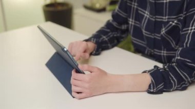 Eller Masadaki Dijital Tableti Kullanırken Yakın Çekim. Yüksek kalite 4k görüntü.
