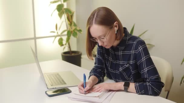 Freelancer Vrouw Schrijven Notebook Bij Home Office Desk Hoge Kwaliteit — Stockvideo