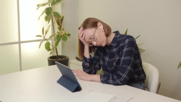 Bizneswoman Freelancer Girl Czuje Się Zestresowana Tabletem Papierami Biurku Wykonując — Wideo stockowe