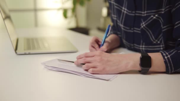 Primer Plano Las Manos Escribiendo Papel Con Bolígrafo Azul Portátil — Vídeos de Stock