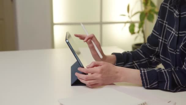 クローズアップ 若い女性 彼女の指の現代オフィスでデジタルタブレットをナビゲート 高品質の4K映像 — ストック動画