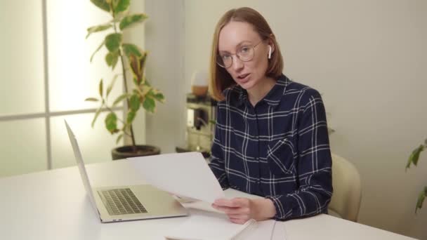 Kobieta Dająca Wykład Patrząc Kamerę Laptopem Dokumentami Białym Biurku Wysokiej — Wideo stockowe