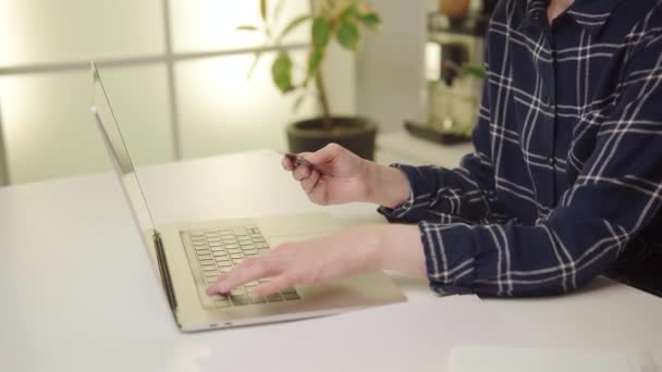 Жінка Простій Сорочці Входить Інформацію Про Кредитну Картку Ноутбуці Офісі — стокове відео