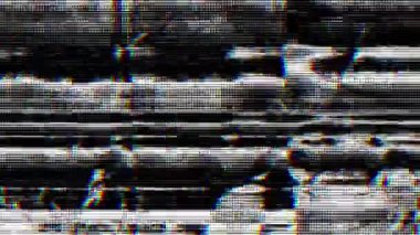 Arıza, bozuk sinyal, siyah beyaz çizgiler. Bir TV ekranında retro-stil statik ve arıza etkisi. Yüksek kaliteli FullHD görüntüler.