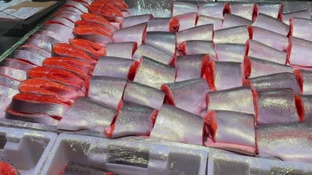 Асортимент Свіжої Риби Відображається Льоду Ринку Морепродуктів Високоякісні Кадри — стокове відео