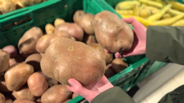 Kobieta Pokazuje Dwa Ziemniaki Bałtyckie Rose Zakupy Supermarkecie Kupuje Zdrową — Wideo stockowe