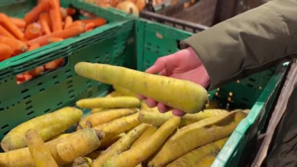 Змішайте Барвисту Моркву Чорній Пластиковій Коробці Супермаркеті Високоякісні Кадри — стокове відео
