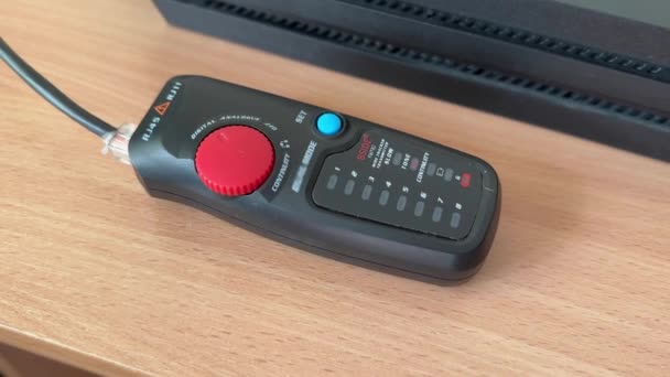 Sumy Ukraine Mar 2024 便携式以太网局域网电缆测试仪 桌上有红色和蓝色探针 高质量的4K镜头 — 图库视频影像