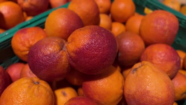 Zbliżenie Pomarańczy Krwi Wewnątrz Zielonej Skrzyni Naciskiem Owoc Wysokiej Jakości — Wideo stockowe