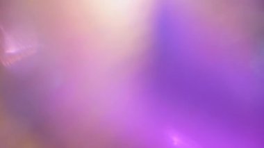 Yumuşak, pastel arka planda parıldayan parlak gökkuşağı renkleri. Yüksek kalite 4k görüntü.