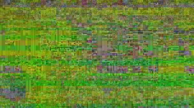 Yatay dijital çarpıtmalarla yeşil ve sarı renkli gürültülü arıza dokusu desenli bir arka plan oluşturuyor. Yüksek kaliteli FullHD görüntüler.