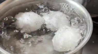 Kaynar suda üç haşlanmış yumurtaya yakın çekim. Yüksek kalite 4k görüntü.