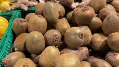 Markette yeşil bir sandıkta saklanmış kivi meyveleri, yakın plan. Yüksek kalite 4k görüntü.