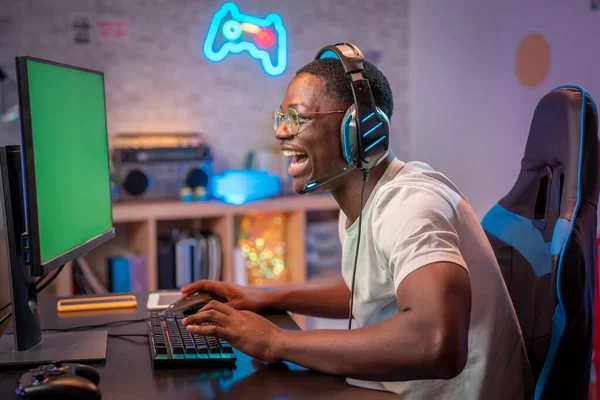 Young Gamer Playing Online Video Games While Streaming Social Media — Stock Photo, Image
