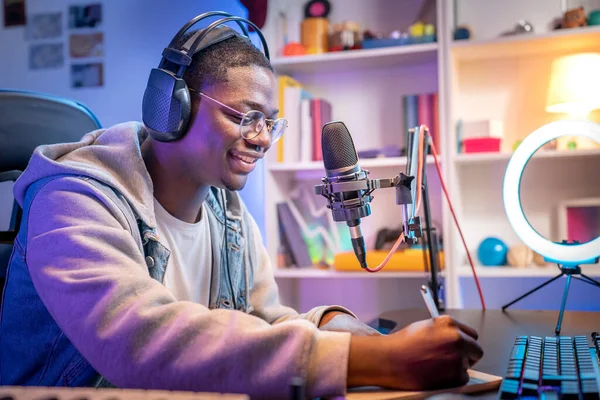 Jovem Sorrindo Homem Usando Fones Ouvido Falando Microfone Estação Rádio — Fotografia de Stock