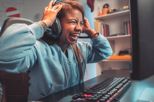 Glückliches Und Aufgeregtes Mädchen Mit Kopfhörern Das Online Videospiele Spielt — Stockfoto
