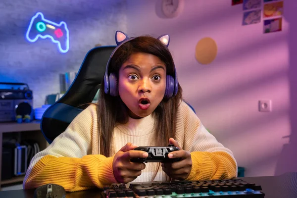 ジョイスティックでビデオゲームをプレイ興奮したゲーマーの女の子は コントローラーを保持し 驚きと幸せなラテン語の女性のゲームを叫んで コンピュータゲームの競争 ゲームのコンセプト 高品質の写真 — ストック写真