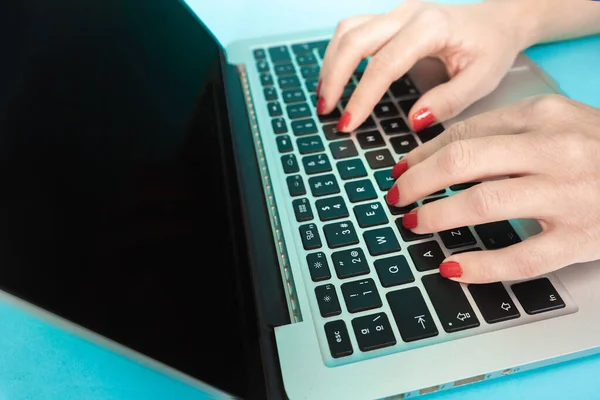 Laptop klavyesinde dizüstü bilgisayarı olan ellerin yakın çekimi, teknoloji ve internet iletişimi dünyası, kadın emlak gelirlerini hesaplamak ve kontrol etmek için dizüstü bilgisayar kullanıyor. Yüksek kalite fotoğraf