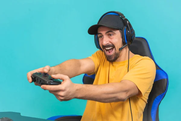 Ενθουσιασμένος Νεαρός Gamer Άνθρωπος Παίζει Παιχνίδια Κρατώντας Joystick Απομονώνονται Μπλε — Φωτογραφία Αρχείου