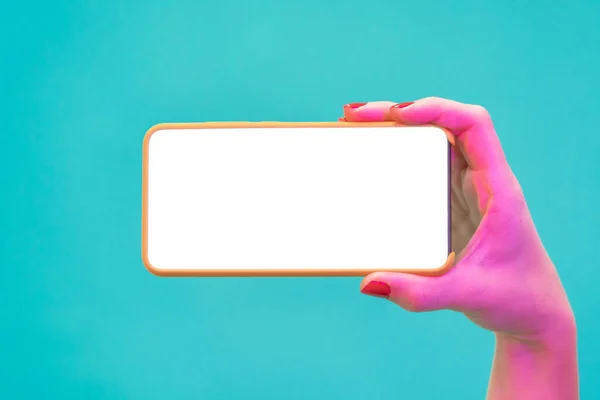 Mavi arka planda boş ekranlı akıllı telefonu kopyalamak için kullanabilirsiniz. Neon ışıkları yaratıcılık fikirleri. Yüksek kalite fotoğraf
