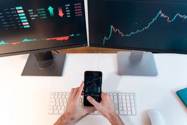 Bilgisayara bakan iş adamı tüccarı analizcisi, indeksleri analiz eden yatırımcı komisyoncu, pc ekranında kripto para birimi borsa grafiği üzerinde online yatırım verileri ticareti.
