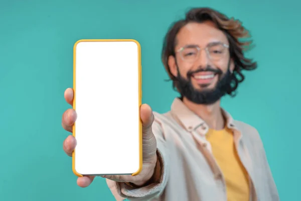 Neşeli Duygusal Adam Kamerada Büyük Beyaz Ekranlı Akıllı Telefon Gösteriyor, Mutlu Milenyum Adamı Yeni Uygulama veya Mobil Web Sitesi Öneriyor, Sahte Sancak Kolajı. Yüksek kalite fotoğraf