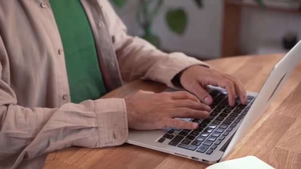 Hombre Trabajando Desde Casa Estudio Oficina Escribiendo Teclado Portátil Sentado — Vídeos de Stock