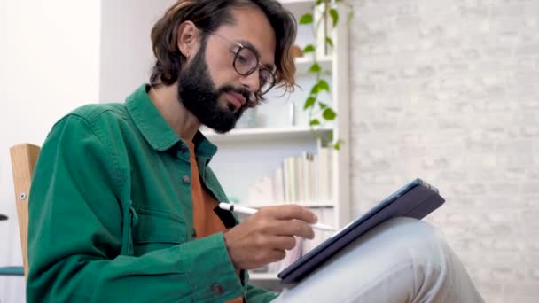 图形设计师用手写笔用计算机数字平板进行草图绘制 坐在现代工作场所的男性插图画家 创意的概念 高质量4K — 图库视频影像