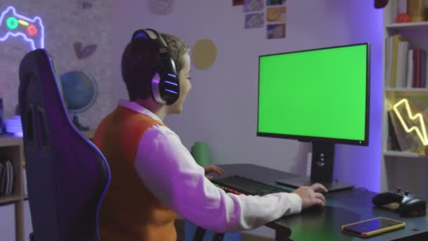 Gamer Streaming Jogar Videogame Online Computador Com Fones Ouvido Microfone — Vídeo de Stock